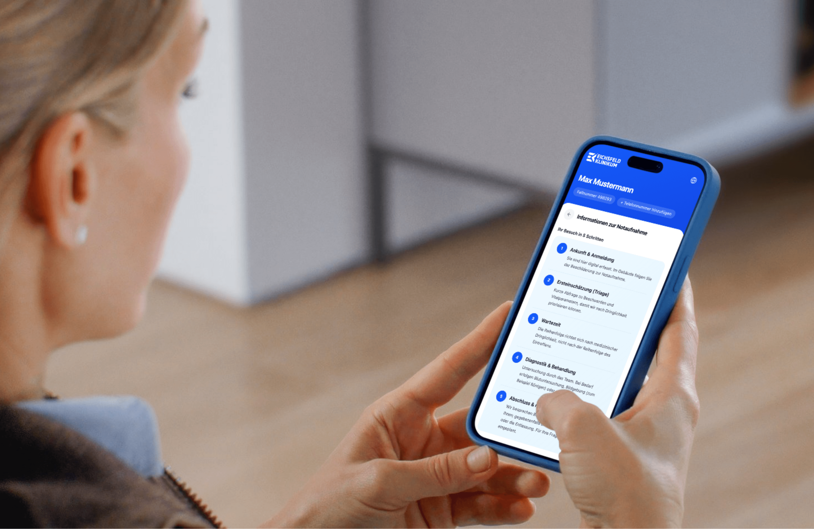 Patientin nutzt das digitale Wartezimmer anolink ZNA am Smartphone